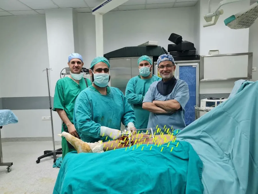 الدكتور ظافر عباس مع الفريق الجراحي في غرفة العمليات