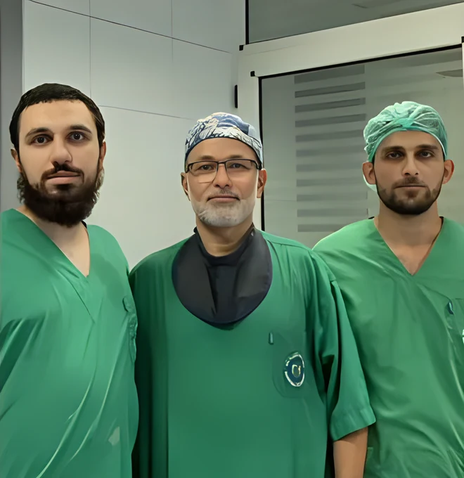 الدكتور ظافر عباس مع الأطباء المقيمين